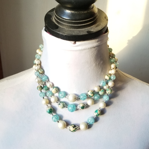Relisted -Vintage three strand necklace Blue and off white plastic beads - Picture 2 of 16